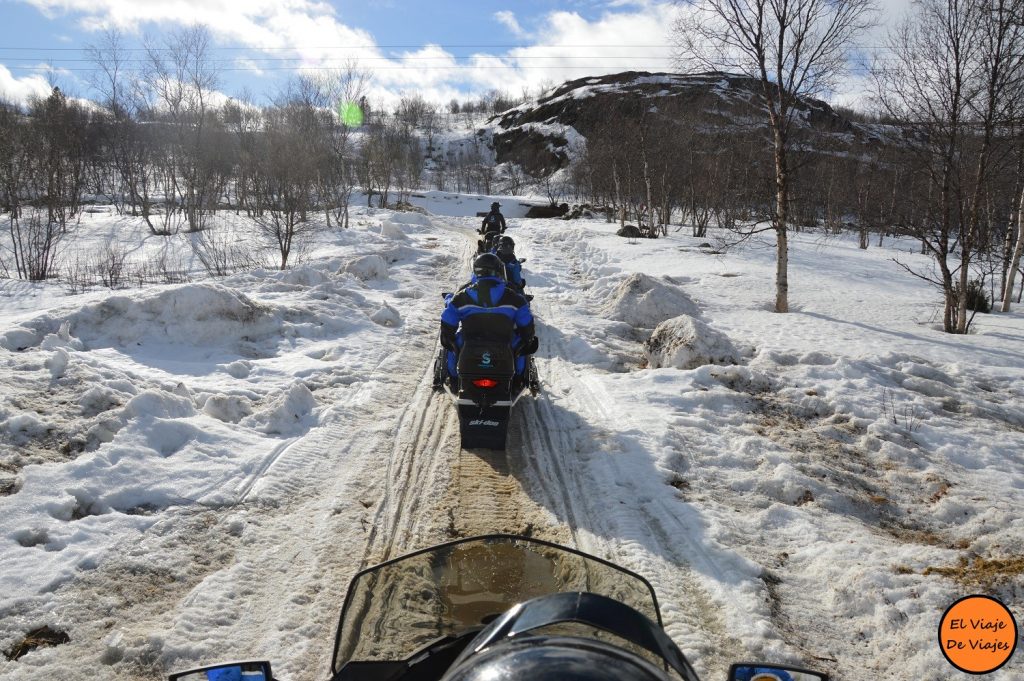 Moto de Nieve sobre Fiordo Congelado