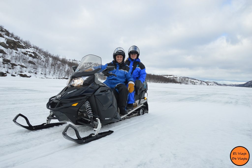 Moto de Nieve sobre Fiordo Congelado