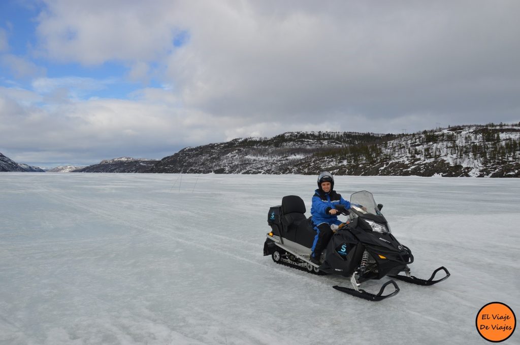 Moto de Nieve sobre Fiordo Congelado