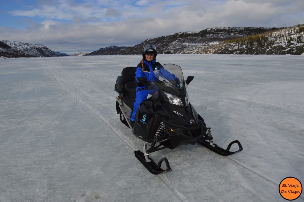 Moto de Nieve sobre Fiordo Congelado